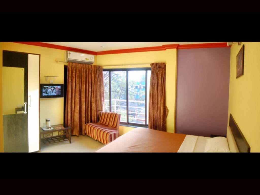 On Point Plaza Bed & Breakfast Murud  Exterior photo